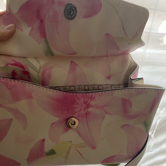 Guess - Picture 4 of 7